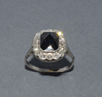 BAGUE Pompadour en platine ornée d’un saphir...