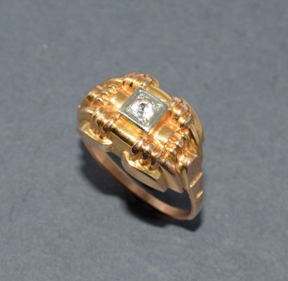 BAGUE en or jaune 18k (750/°°) centrée d’un...