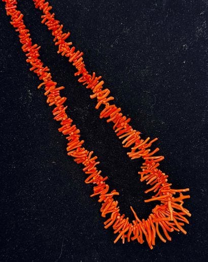 BEAU COLLIER ANCIEN en branches de corail,...
