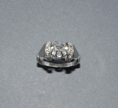 BAGUE ART DECO en or blanc 18k (750/°°) ornée...