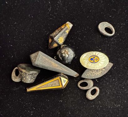LOT d'émaux, écaille et divers.
Pour restauration,...