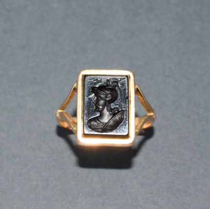 BAGUE en jaune 18k (750/°°) ornée d’une intaille...