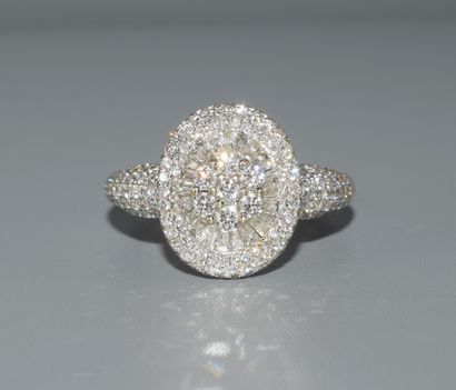 BAGUE en or blanc 18k (750/°°) ornée de diamants...