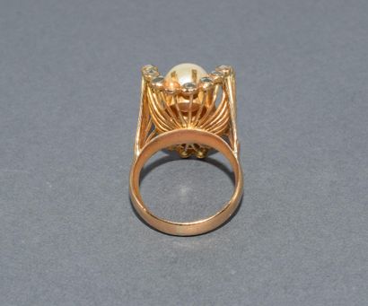 BAGUE cocktail en jaune 18k (750/°°), ornée...