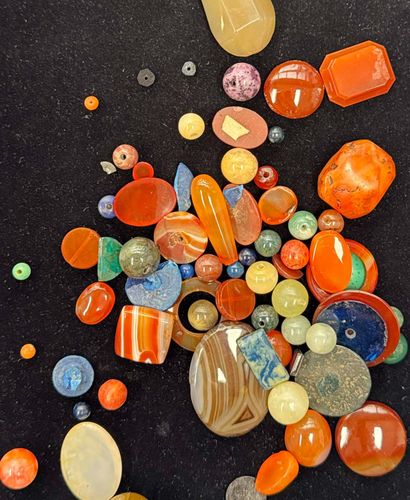 LOT de pierres dures (agate, cornaline, etc)...