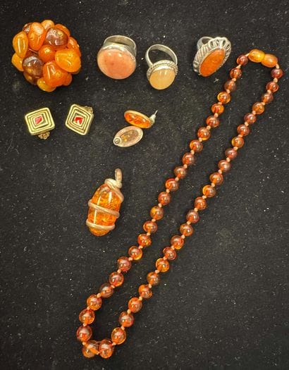 LOT en métal doré ou argenté, ambre et imitation,...