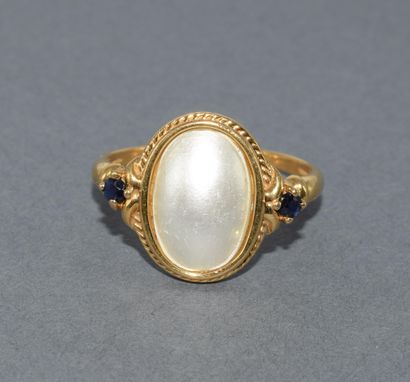 BAGUE en or jaune 9k (375/°°) ornée d’un...