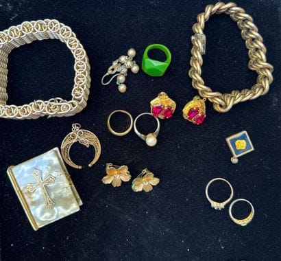 LOT en métal doré, argenté, perles d'imitation,...