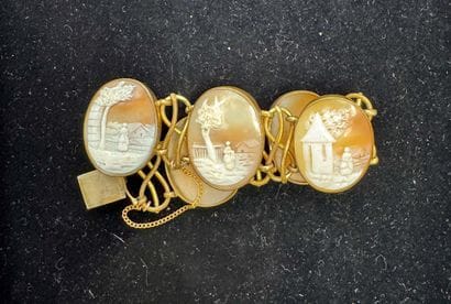 BRACELET en pomponne, les maillons en camées...