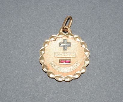 MÉDAILLE D’AMOUR en or jaune 18k (750/°°)...