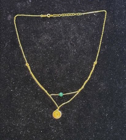 FIN COLLIER en argent doré (925/°°) retenant...
