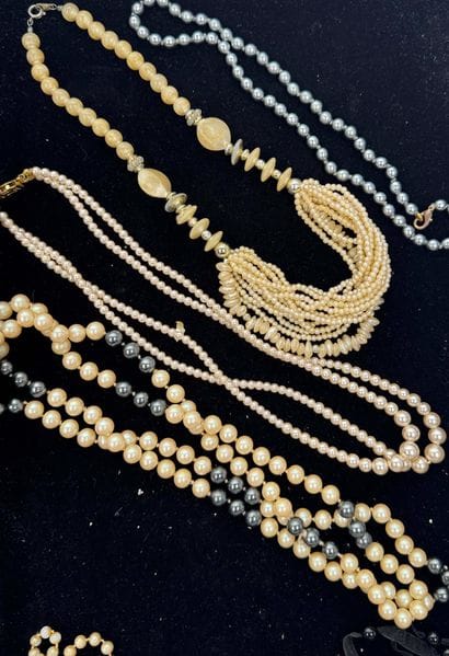 LOT de perles d'imitation comprenant : colliers,...