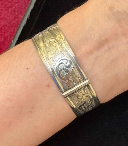 BRACELET rigide ouvrant en argent (835/°°)...