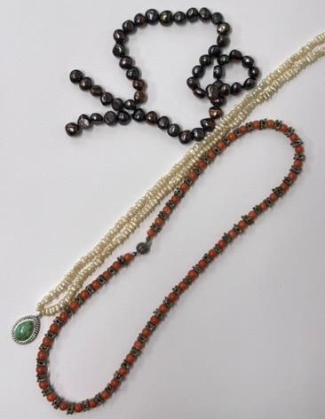 LOT de bijoux fantaisie dont : collier en...