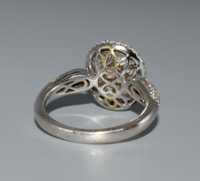 BAGUE en or blanc 18k (750/°°) ornée de diamants...