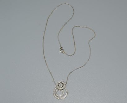 PENDENTIF ET SA CHAINE en or blanc 18k (750/°°),...