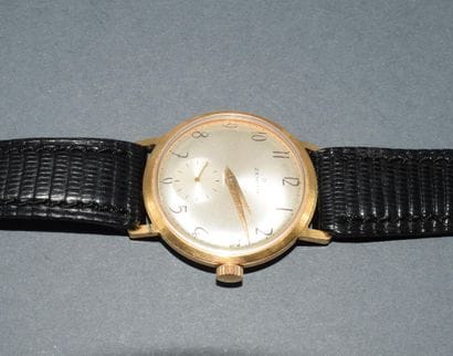 ZENITH
MONTRE modèle homme, boitier en plaqué...