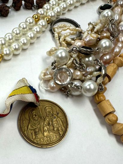 LOT comprenant des bijoux fantaisie dans...