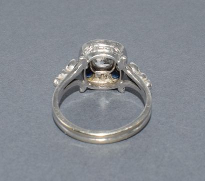 BAGUE ART DECO or blanc 18k (750/°°) centrée...