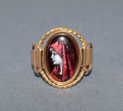 BAGUE CHEVALIERE en jaune 18k (750/°°) ornée...
