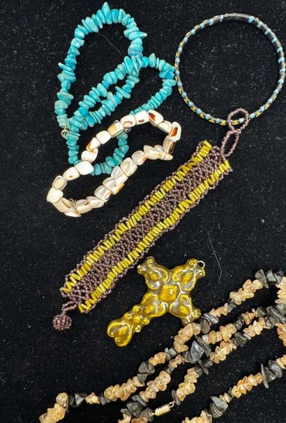 LOT du bijoux fantaisie, comprenant colliers,...
