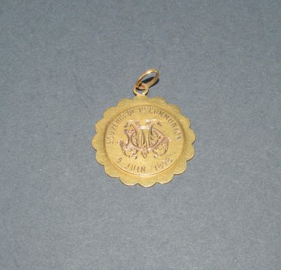 MEDAILLE en or jaune 18k (750/°°) figurant...