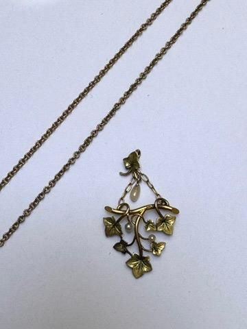 CHAINE et PENDENTIF en métal doré représentant...