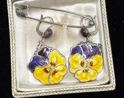 PAIRE de boucles d'oreilles émaillées en...