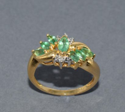 BAGUE en or jaune 18k (750/°°) stylisant...