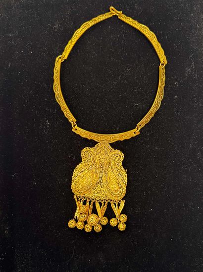 COLLIER VINTAGE en métal doré estampé, le...