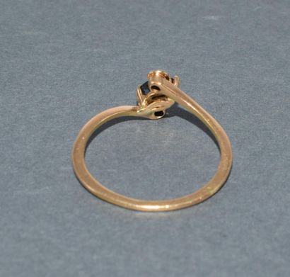 BAGUE en or jaune 18k (750/°°) centrée d’un...