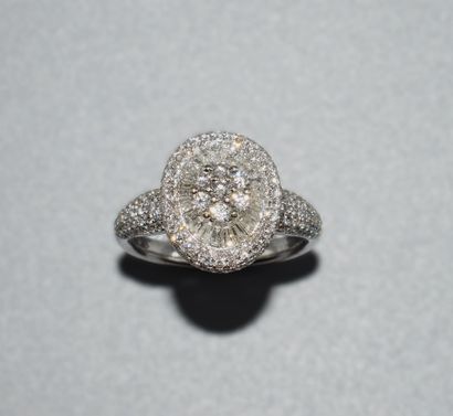 BAGUE en or blanc 18k (750/°°) ornée de diamants...