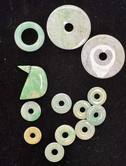 ENSEMBLE en jade ou jadéite comprenant 11...