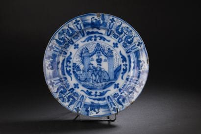 Delft
Round dish with blue monochrome decoration...