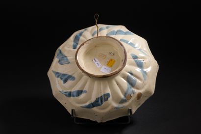 Montelupo
Earthenware dodecagonal bowl with...