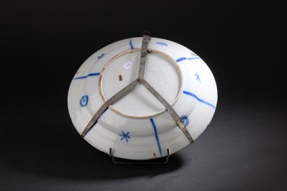 Delft
Round dish with blue monochrome decoration...