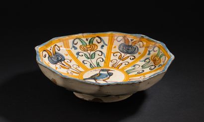 Montelupo
Earthenware dodecagonal bowl with...