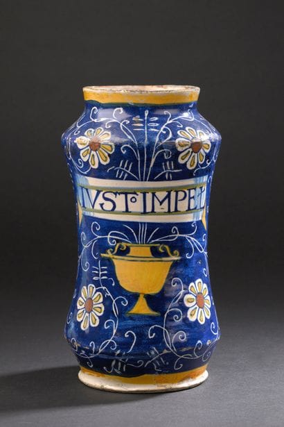 Montelupo
Slightly curved blue-backed albarello...