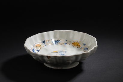 Faenza
Earthenware bowl with contoured rim,...