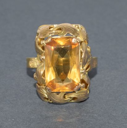 BAGUE en or jaune 18k (750/°°) ornée d’une...