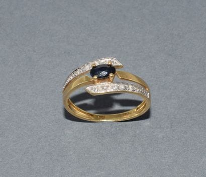 BAGUE en or jaune 18k (750/°°) ornée d’un...