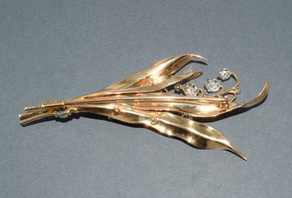 BROCHE en or jaune 18k (750/°) et platine...