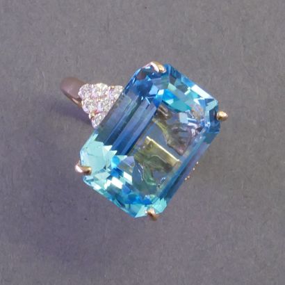 BAGUE en or jaune 18k (750/°°) ornée d'une...