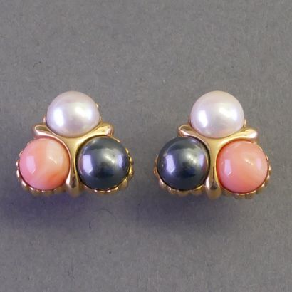 PAIRE DE BOUTONS D'OREILLE or jaune 18k (750/°°)...