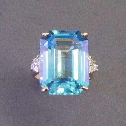 BAGUE en or jaune 18k (750/°°) ornée d'une...