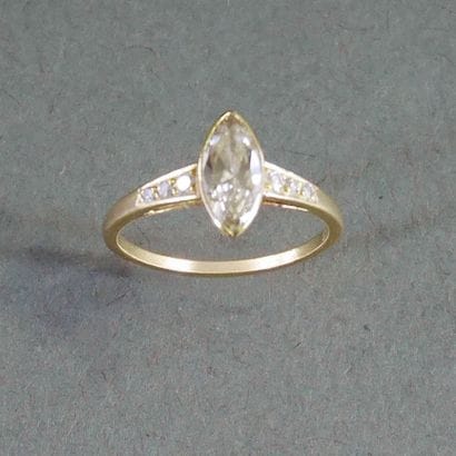 PETITE BAGUE en or jaune 18k (750/°°) ornée...