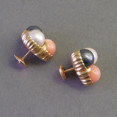 PAIRE DE BOUTONS D'OREILLE or jaune 18k (750/°°)...