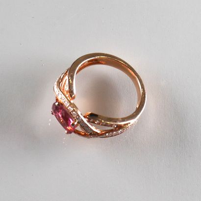 BAGUE en or rose 18k (750/°°) à monture croisée...