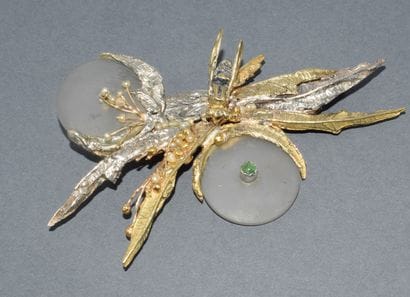BROCHE en or jaune 18k (750/°°) et argent...