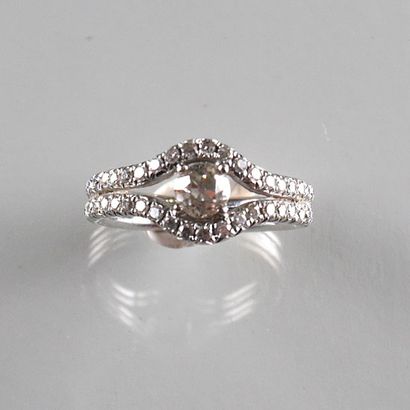 BAGUE en or blanc 18k (750/°°) centrée d’un...